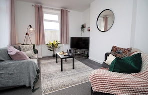 TV - Kingsway House by Tŷ SA - Spacious 4bed in Newport (Newport)