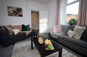 TV - Kingsway House by Tŷ SA - Spacious 4bed in Newport (Newport)