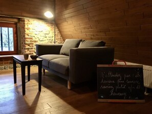 Smart TV, libros y estéreo