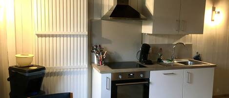 Jääkaappi, mikroaaltouuni, uuni, liesi