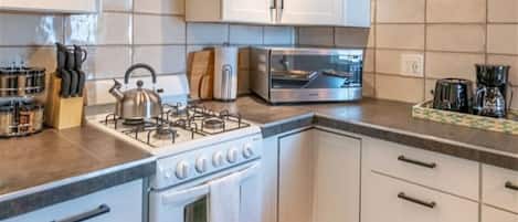 Een koelkast, een magnetron, een oven, een kookplaat