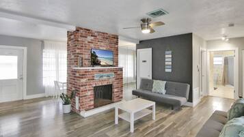 Townhome, Multiple Beds, Kitchen, Pool View | Interior