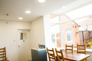 패밀리룸 | 전용 주방 | 대용량 냉장고, 전자레인지, 조리 도구/접시/주방 기구, 친환경 청소 제품