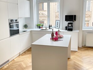 Grand réfrigérateur, micro-ondes, four, plaque de cuisson