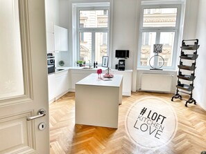 Großer Kühlschrank, Mikrowelle, Ofen, Herdplatte