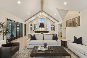 Fernseher, Kamin, Tischtennisplatte, Arbeitsbereiche