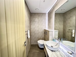 Departamento exclusivo | Baño | Amenidades de baño de diseñador, secadora de cabello, toallas, jabón 