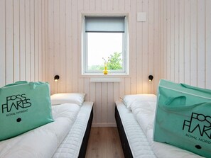 House | 4 bedrooms, individually furnished - 8 Person Holiday Home in Glesborg (Glesborg)