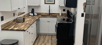 Experience coastal charm! 3 bd 2 bath Downtown Charleston 11 min Beach 30  min