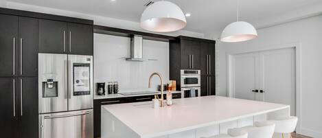 Casa, varias camas, acceso a la alberca, vista a la alberca (Villa Verano) | Cocina privada | Refrigerador, microondas, horno y parrilla de estufa