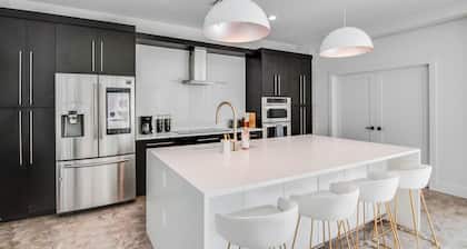 6BR Sleeps 15 Pool BBQ Firepit Games Stables More!