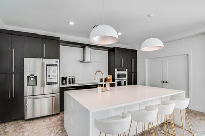 6BR Sleeps 15 Pool BBQ Firepit Games Stables More!