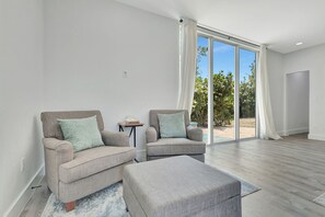 บ้านพัก, หลายเตียง, ใช้สระว่ายน้ำได้, วิวสระว่ายน้ำ (Villa Verano) | บริเวณนั่งเล่น | ทีวีจอแบน 65 นิ้ว พร้อมช่องดิจิตอล, ทีวี, เตาผิง