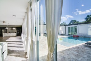 Outdoor pool, pool umbrellas, sun loungers - 6BR Sleeps 15 Pool BBQ Firepit Games Stables More! (Loxahatchee)