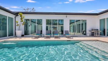 حمّام سباحة خارجي، مظلات على حمّام السباحة، مقاعد للتشمس