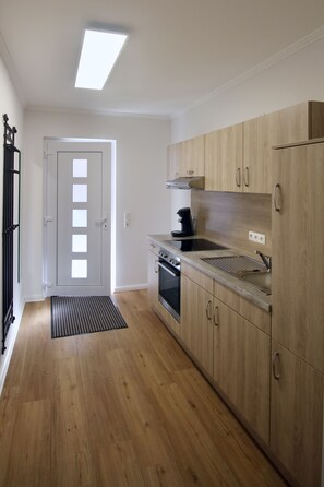 Fridge, oven, stovetop, coffee/tea maker