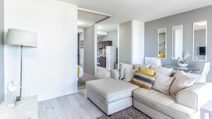 Lägenhet (1 Bedroom) | Vardagsrum | 35-tums plasma-tv med digitalkanaler och tv