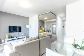 شقة (1 Bedroom) | منطقة المعيشة | تلفزيون بلازما بحجم 35-بوصة يعرض قنوات تلفزيونية رقمية، تلفزيون