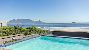 Inomhuspool och utomhuspool