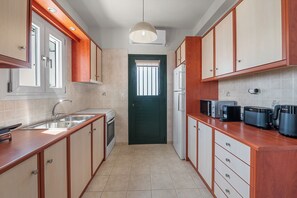 Fridge, microwave, oven, stovetop - Typical Cycladic villa with a breathtaking sea view (tinos)