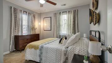 3 dormitorios, escritorio, tabla de planchar con plancha y cuna de viaje