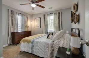 3 habitaciones, escritorio y tabla de planchar con plancha