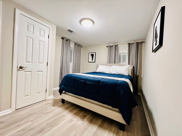 City Apartment | 3 bedrooms, blackout curtains, iron/ironing board, free WiFi - 1087 Windsor (Atlanta)