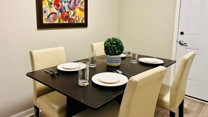 City Apartment | Makan dalam bilik