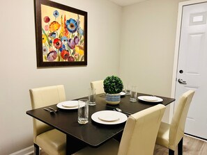 City Apartment | In-room dining - 1087 Windsor (Atlanta)