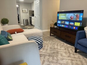 City Apartment | Living area - 1087 Windsor (Atlanta)