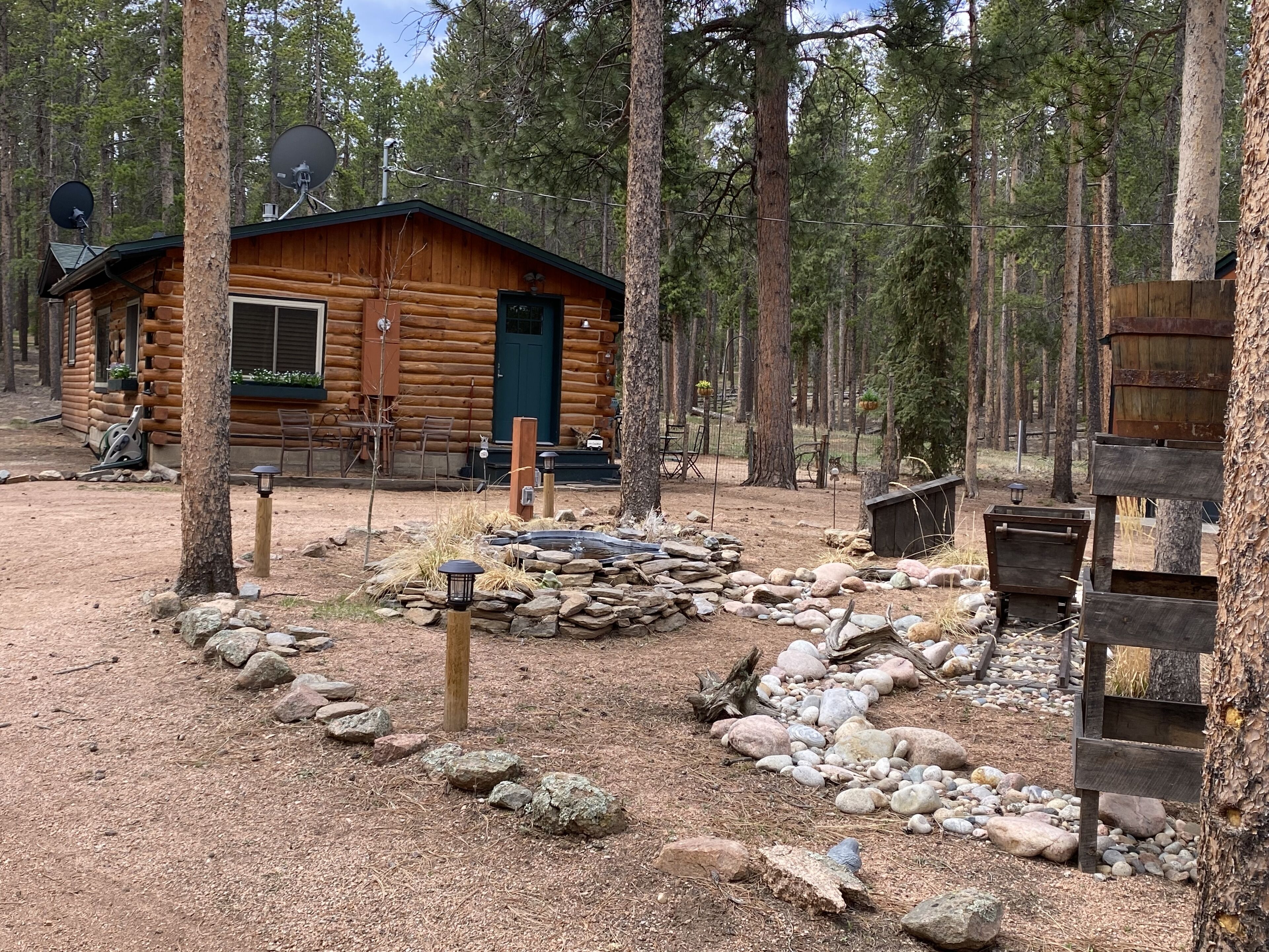 Cozy Cabin close to the Lake, Hiking, Snowshoe, Skiing