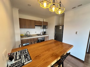 Apartamento, 2 quartos | Cozinha privada | Geladeira grande, micro-ondas, fogão, cooktop