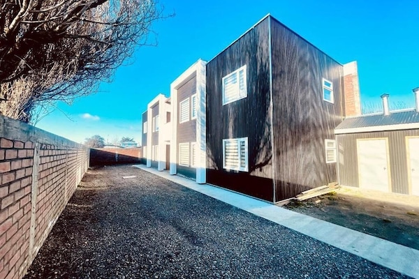 Vista frontal de la propiedad