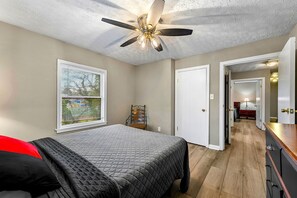 5 bedrooms, desk, iron/ironing board, WiFi - 5 Minutes From Downtown Atlanta (Atlanta)