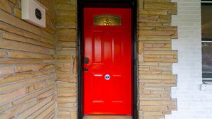 A red door with a brass knocker, a mailbox, and a small window to the right. - 5 Minutes From Downtown Atlanta (Atlanta)
