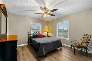 5 bedrooms, desk, iron/ironing board, WiFi