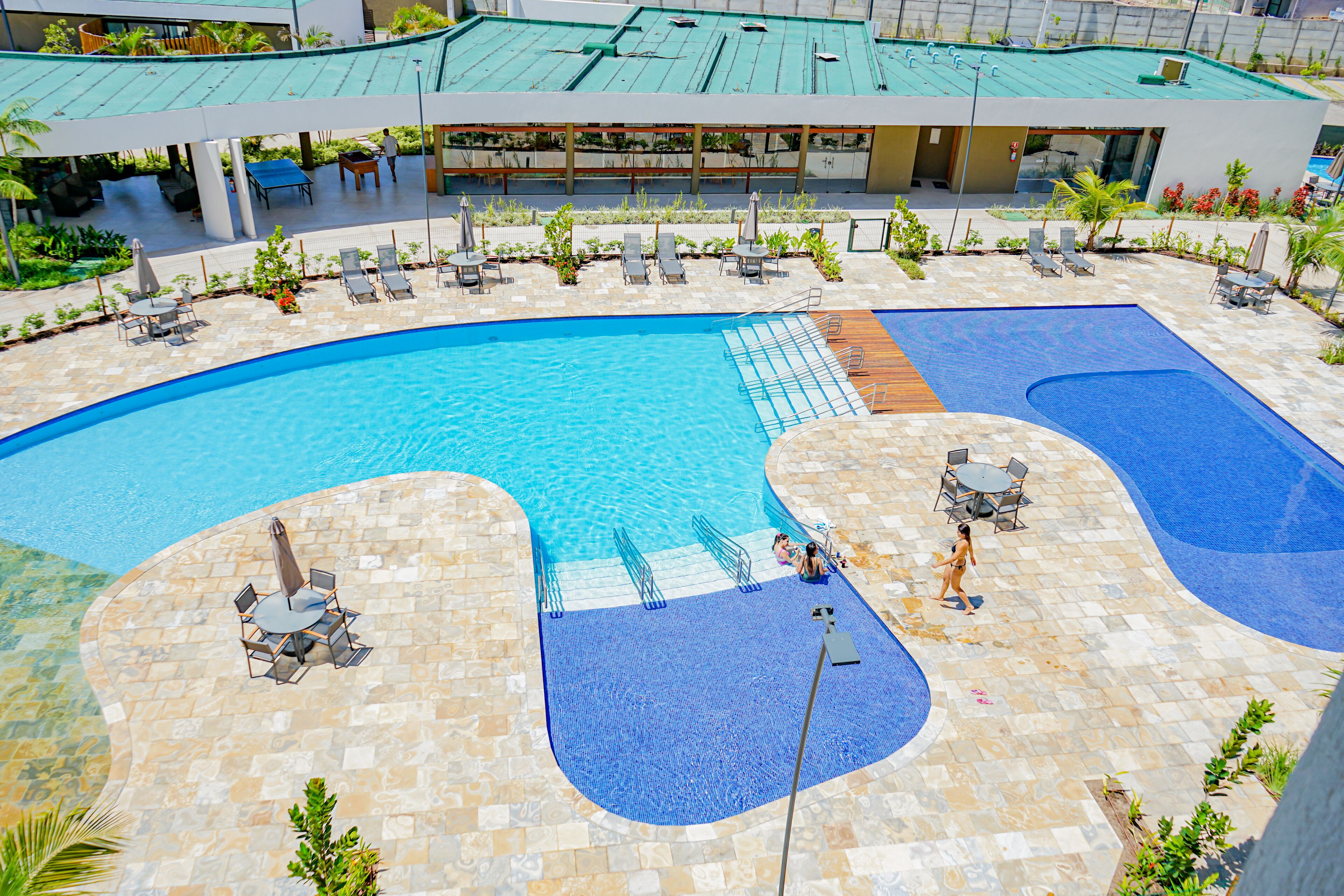 2 piscinas externas, espreguiçadeiras