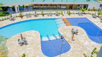 2 piscinas externas, espreguiçadeiras