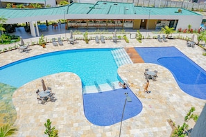 2 piscinas externas, espreguiçadeiras