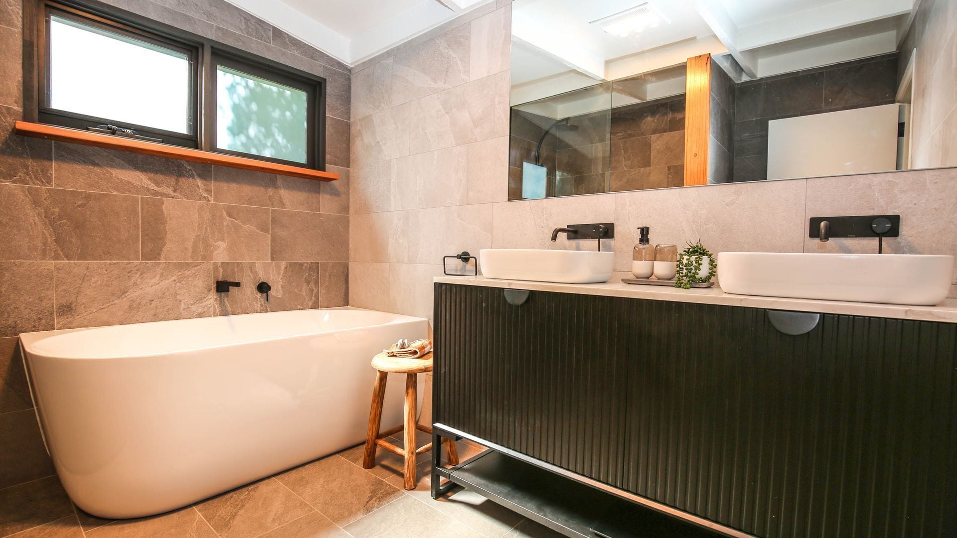Bañera, secador de pelo y toallas