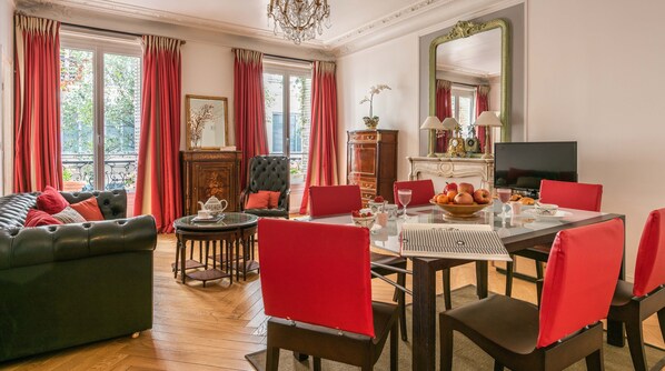 Dining - NEW Paris Centre Historic Chic Suite 2 Bedrooms and 1 Bathroom (Paris)