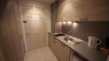 Fridge, stovetop, electric kettle, cookware/dishes/utensils