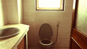 Executive Suite | Bathroom | Shower, rainfall showerhead, free toiletries, slippers