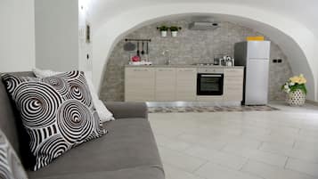 Apartamento família | Área de estar | Smart TV 36 polegadas com canais via satélite