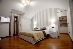 Egyptian cotton sheets, premium bedding, memory-foam beds, free minibar - Montesanto Group  (Naples)
