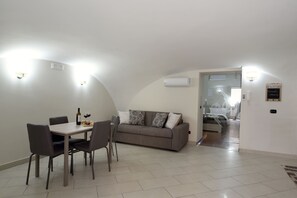 Family Apartment | Egyptian cotton sheets, premium bedding, memory-foam beds, free minibar - Montesanto Group  (Naples)