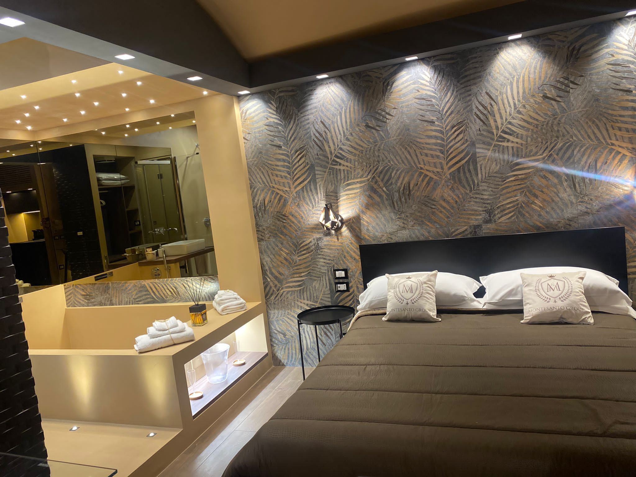 Un dormitorio moderno con una cama grande, tocador empotrado y un espejo.