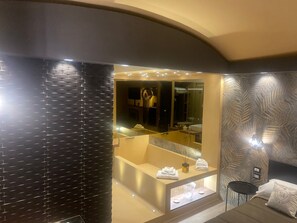 Luxury Studio Suite | Egyptian cotton sheets, premium bedding, memory foam beds, free minibar - Montesanto Group  (Naples)