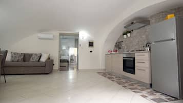 Departamento familiar | Área de sala de estar | Smart TV de 36 pulgadas con canales vía satélite