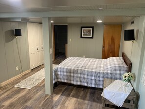 3 bedrooms, desk, free WiFi, bed sheets - Conneaut Creek Cottage (Conneaut)